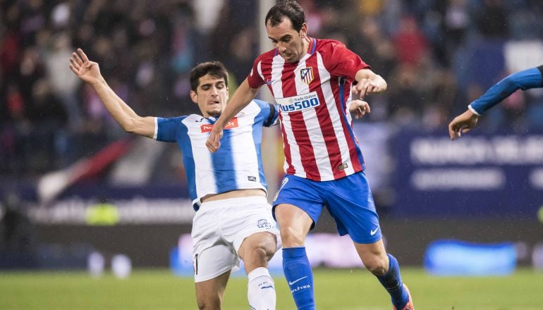 Gerard Moreno trata de llevarse la pelota ante Diego Godín