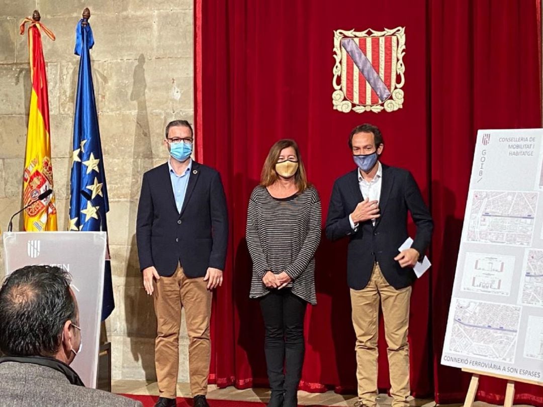 El alcalde de Palma, Jose Hila; la presidenta del Govern, Francina Armengol, y el conseller de Movilidad, Marc Pons presentan el proyecto del tranvia