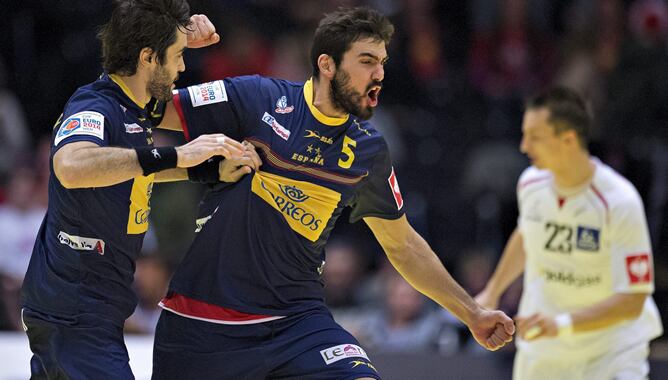 Los jugadores de la selección española de balonmano Joan Cañellas y Jorge Maqueda, celebran un tanto durante el enfrentamiento de su equipo con la selección austriaca, durante el partido del Europeo 2014