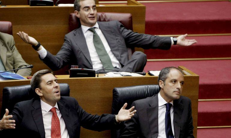 El presidente de la Generalitat, Francisco Camps (abajo dcha); el vicepresidente del Consell, Vicente Rambla (abajo izda), y el portavoz del grupo popular, Ricardo Costa (arriba dcha), en el pleno de Les Corts Valencianes del 16 de octubre de 2008.