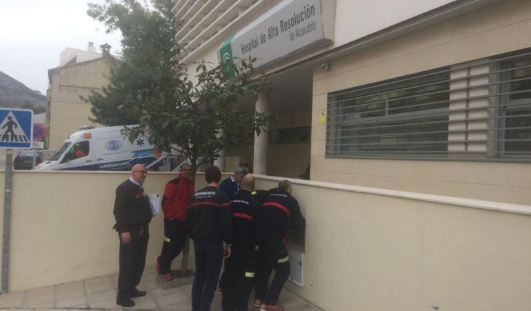 Visita de los bomberos al Hospital de Alcaudete