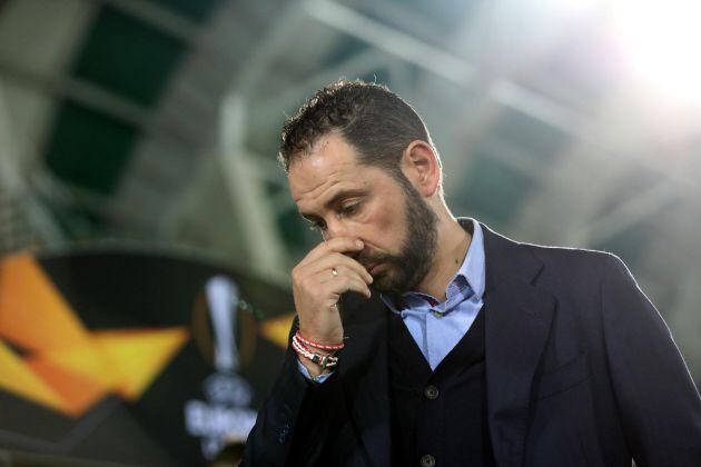 El entrenador del Sevilla FC Pablo Machín lamenta un gol en contra durante un encuentro de la fase de grupos de la UEFA Liga Europa disputado ante el Akhisar Belediyespor en Manisa (Turquía)