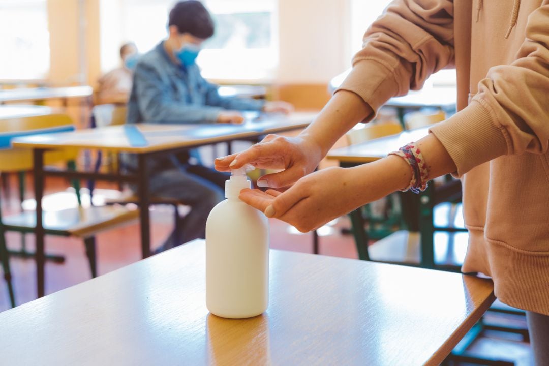 Uso de gel hidroalcohólico en un colegio