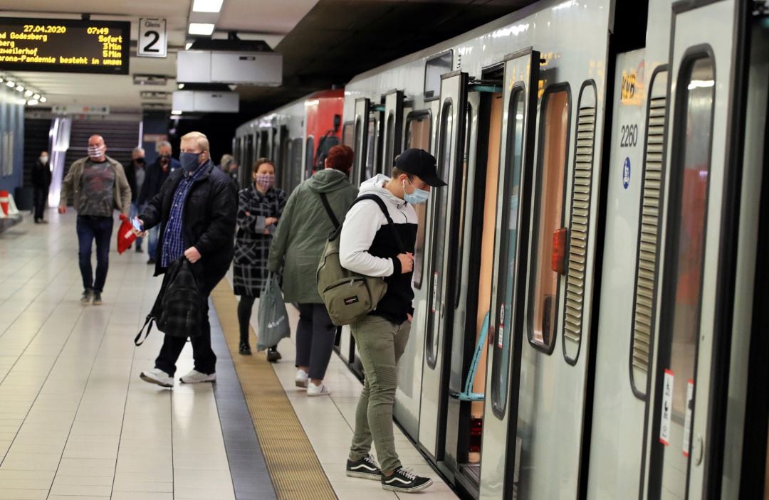 Alemanes en el transporte público de Colonia.