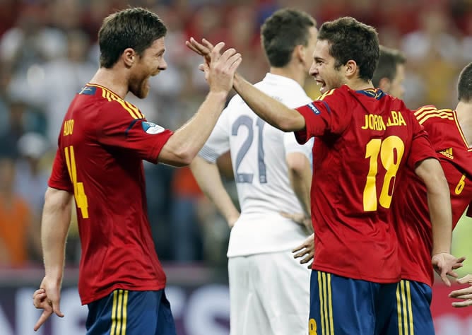 El centrocampista de España, Xabi Alonso (i), celebra su gol, el primero de su equipo, junto al defensa Jordi Alba (d) durante el partido frente a Francia, correspondiente a los cuartos de final de la Eurocopa 2012