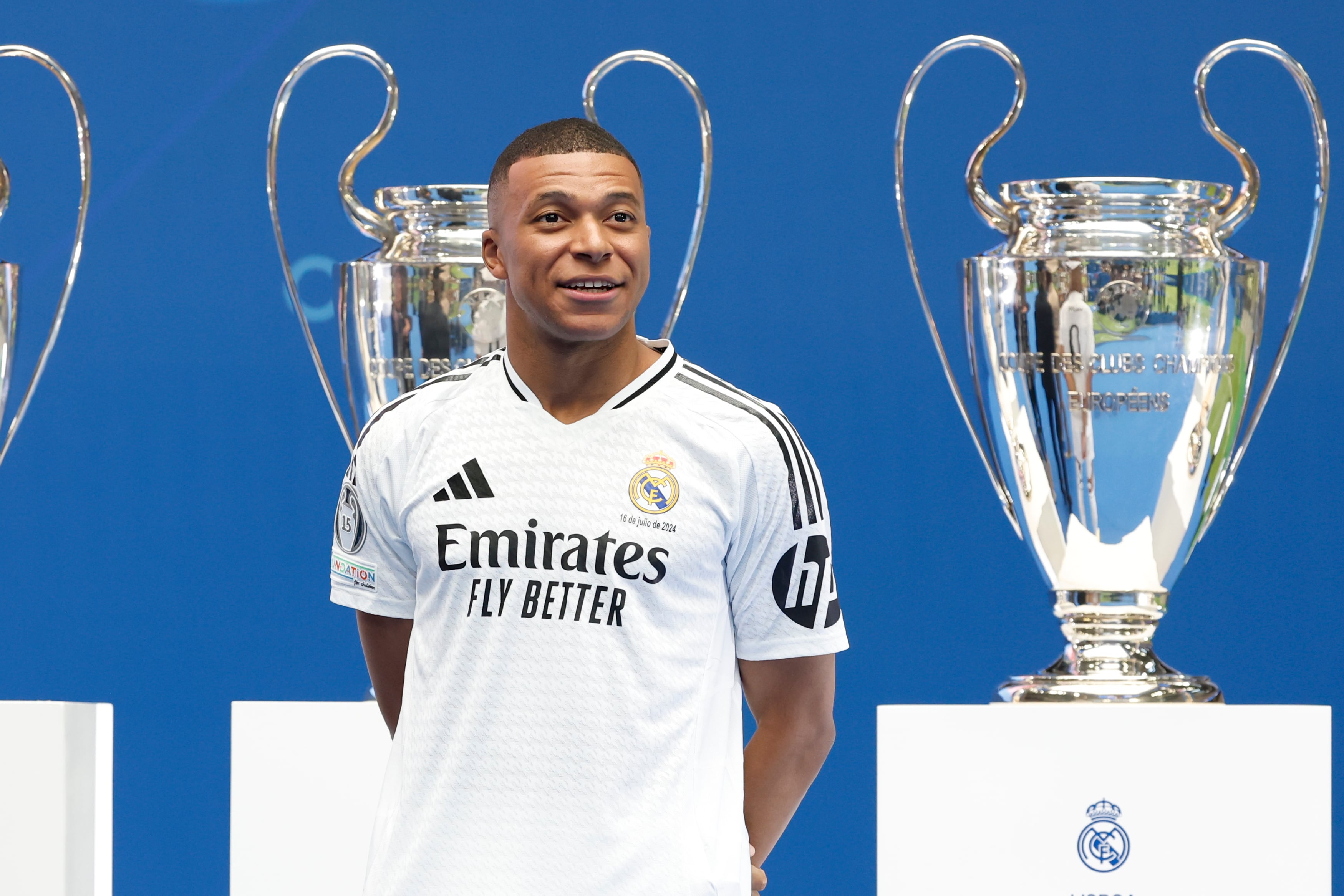 El francés Kylian Mbappé durante su presentación como nuevo jugador del club, este martes en el estadio Santiago Bernabéu de Madrid.