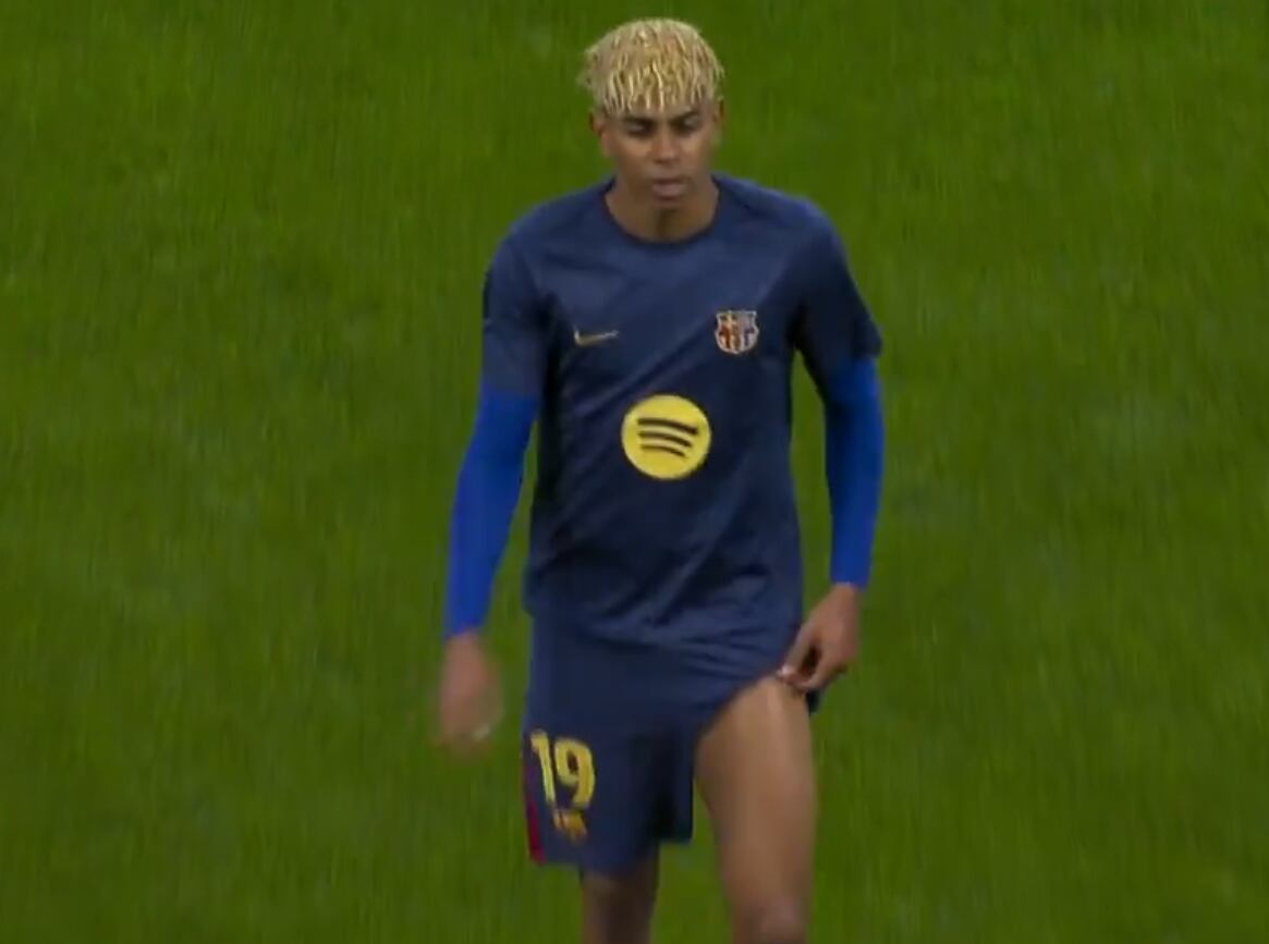 Lamine Yamal se retira del calentamiento del FC Barcelona