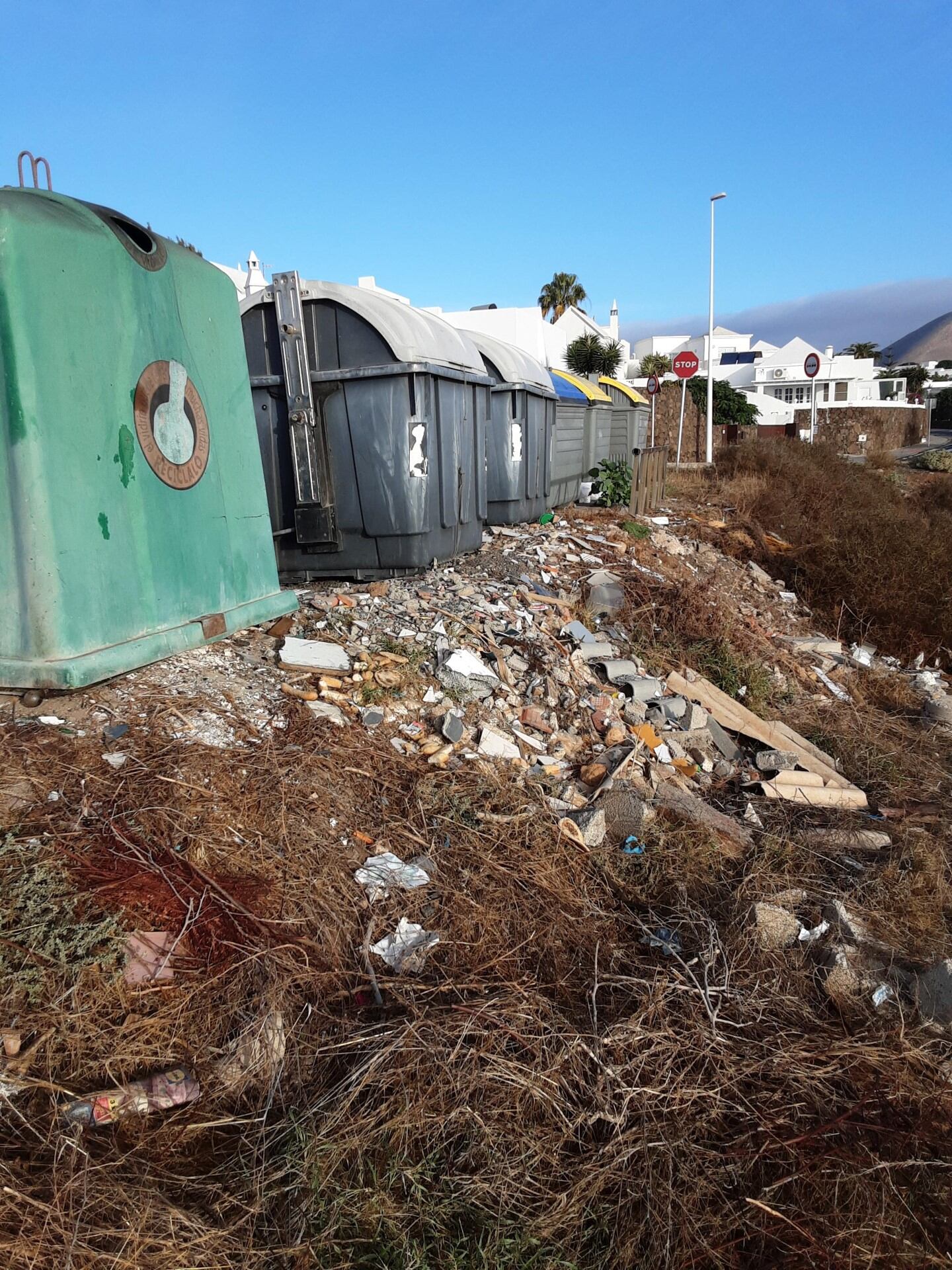 Escombros abandonados en zonas no habilitadas de Tías, Lanzarote.