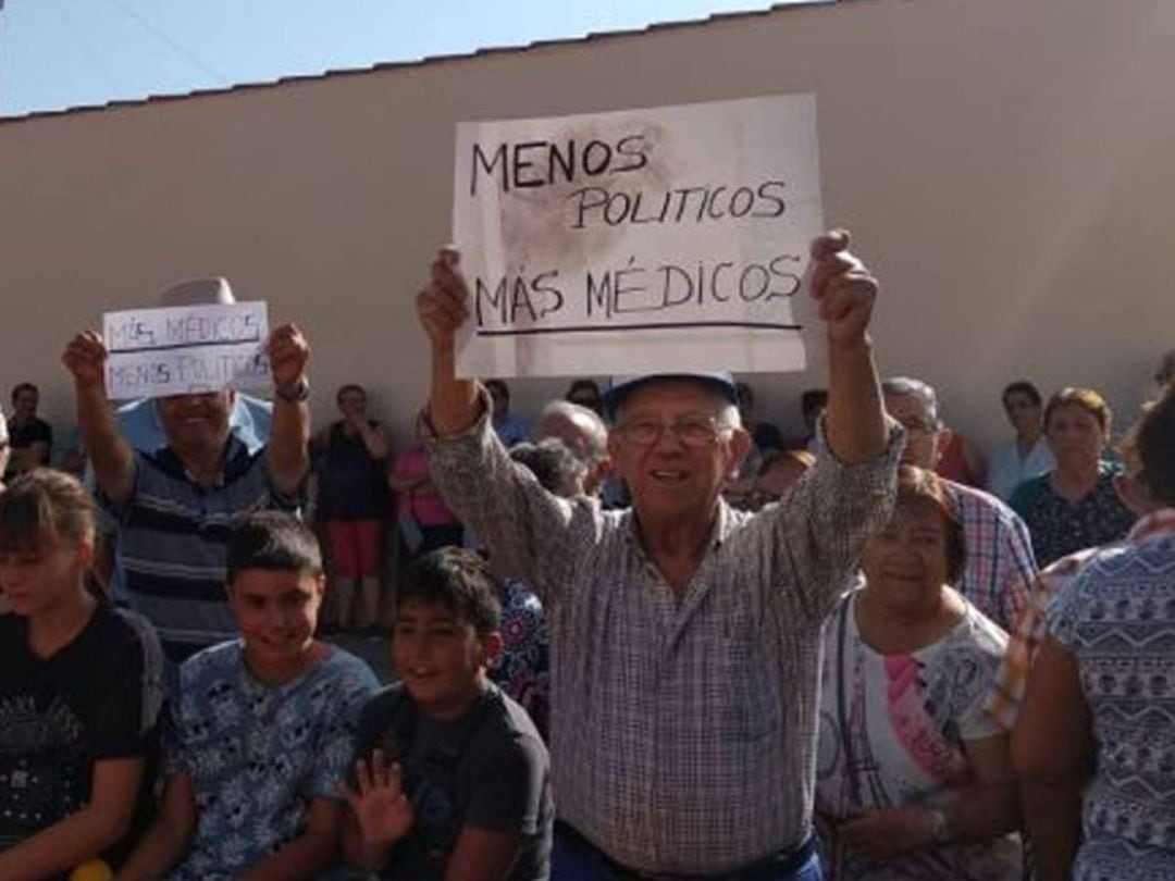 Un vecino de Santa Cristina de la Polvorosa en una protesta a favor de una buena asistencia sanitaria