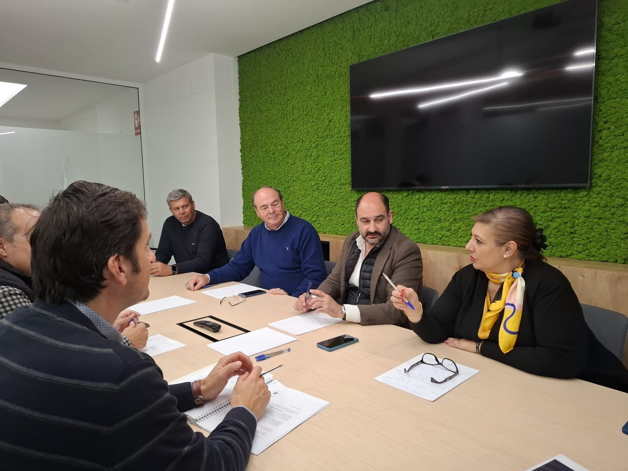Fernando Torres y Silvia Ramírez en una reunión con la organización del congreso
