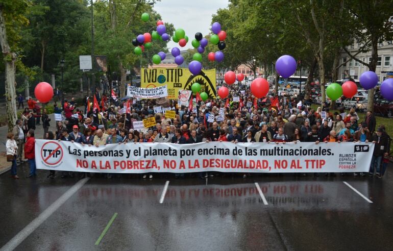 Cabecera de la manifestación que atravesó el conocido Paseo del Prado hasta llegar a la fuente de Cibeles