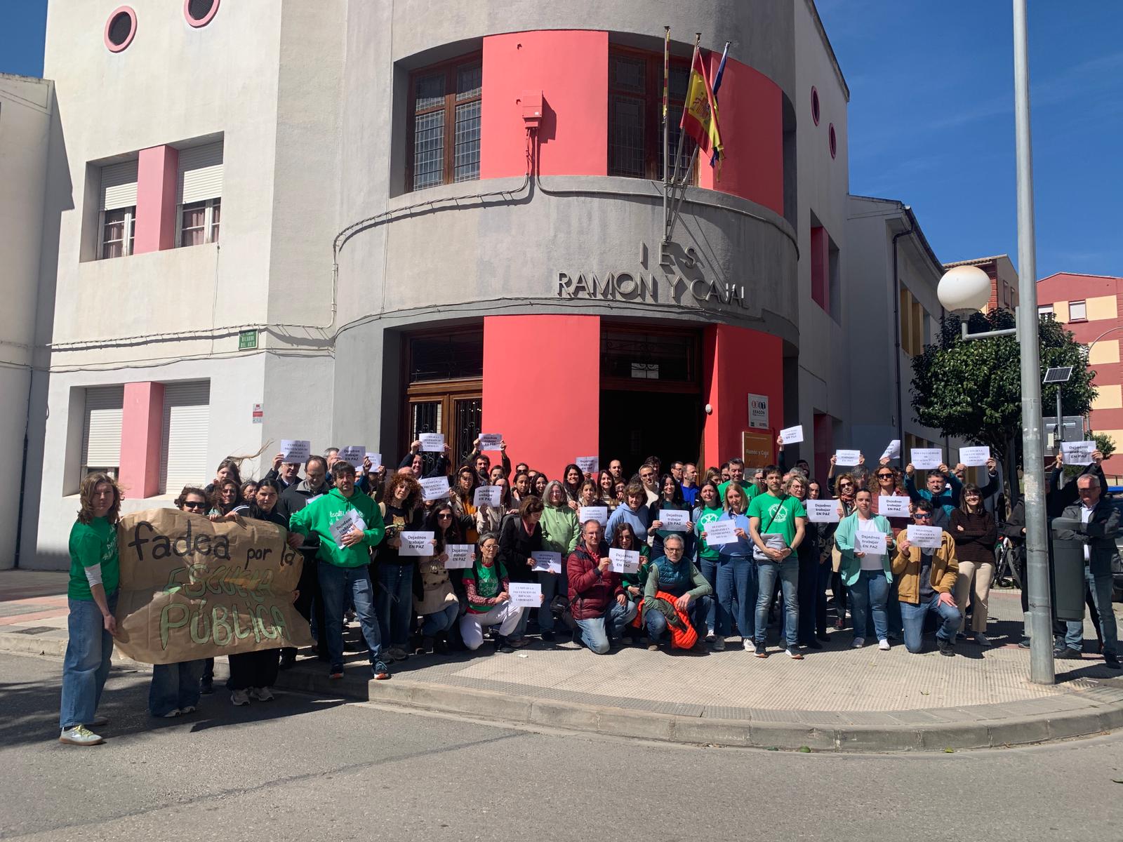 Alumnos y profesores concentrados en protesta a las puertas del IES Ramón y Cajal de Huesca
