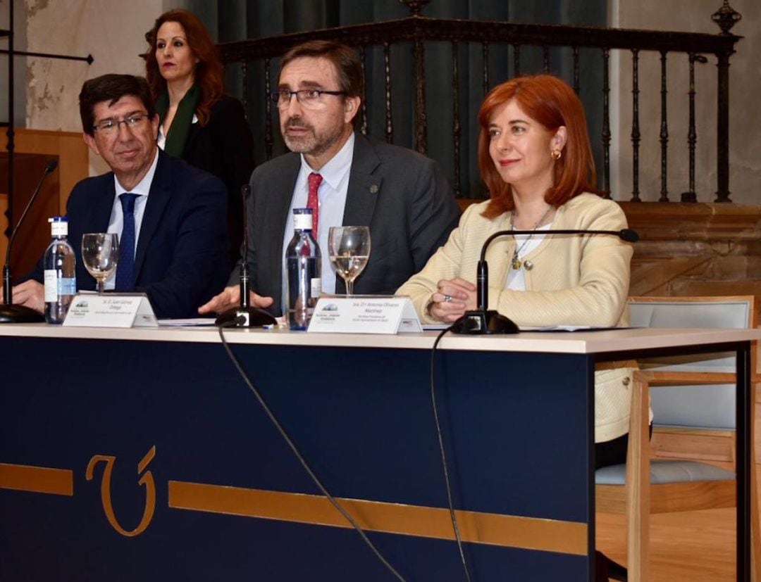 El vicepresidente y Consejero de Turismo de la Junta, Juan Marín, el rector de la UJA, Juan Gómez, y la alcaldesa de Úbeda, Toni Olivares.