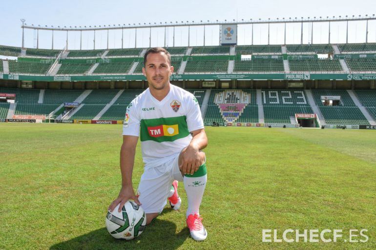 Juanjo Collantes posa en el estadio Martínez Valero