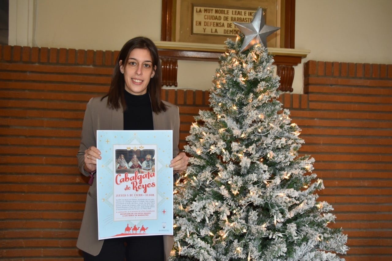 Lorena Espierrez, concejal de fiestas, con el Cartel de los Reyes Magos