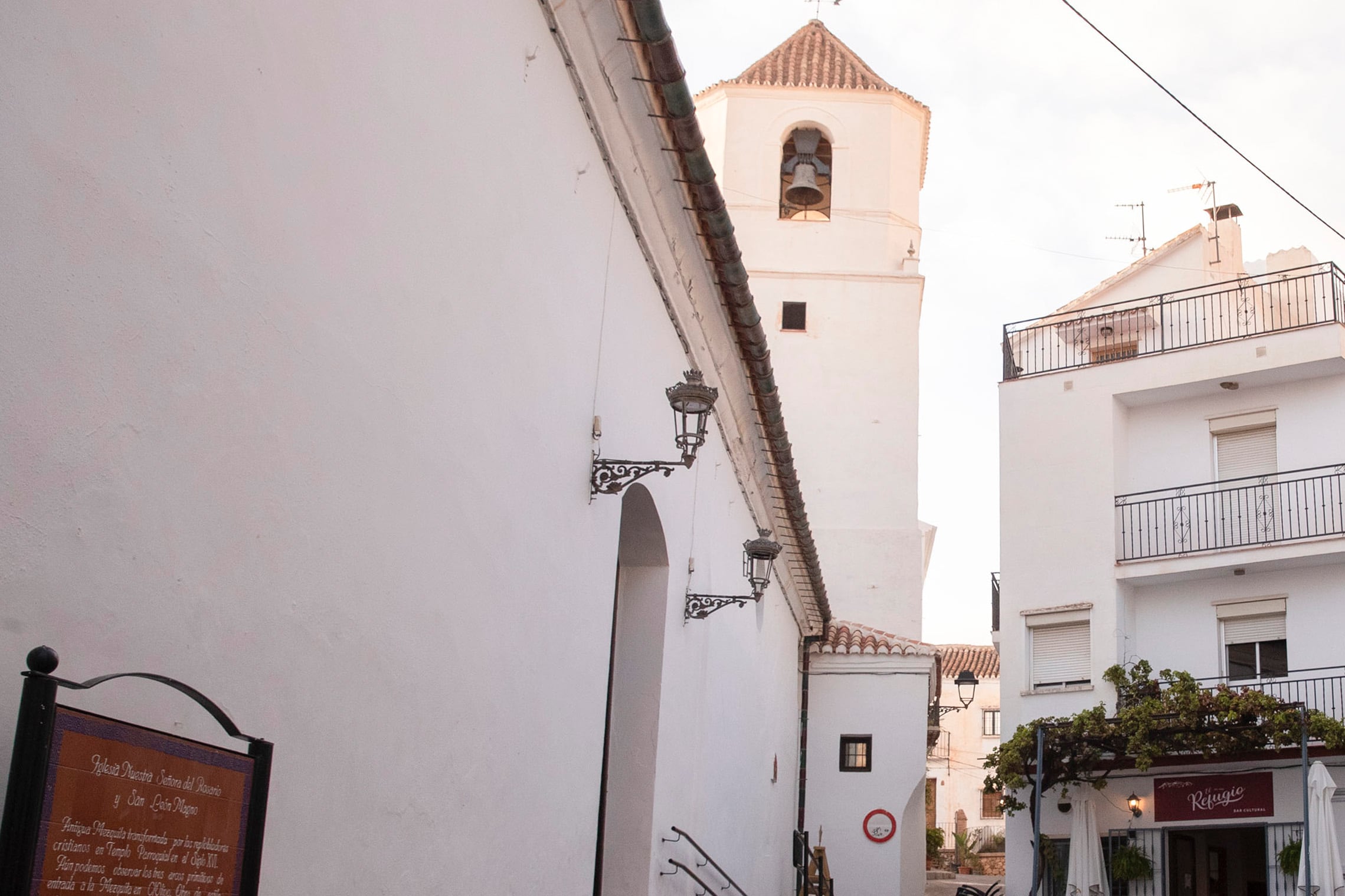 MÁLAGA, 04/10/2023.- Vista de la Iglesia del Rosario y San León Magno en Canillas de Aceituno (Málaga), donde ejercía el cura detenido tras quebrantar la orden de alejamiento que se le impuso por acosar a la mujer con la que convivía, según denunció en su día la propia víctima. EFE/Jorge Zapata
