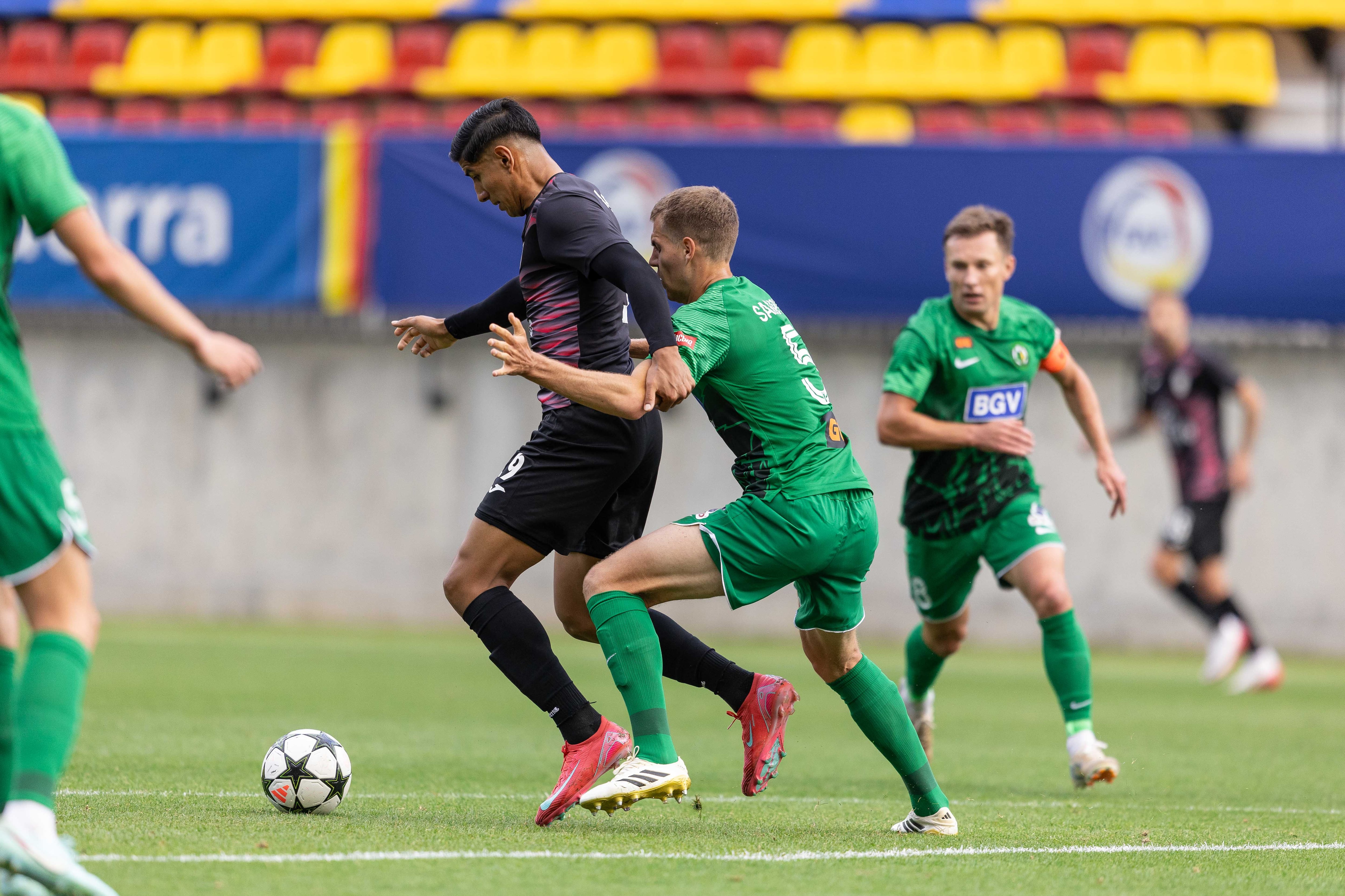 El davanter colomenc, Armando León, ho va intentar de totes les maneres
