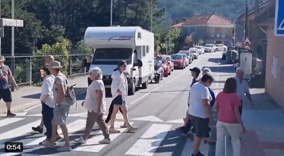 Imagen del vídeo de redes sociales con los vecinos de O Hío cruzando un paso de cebra en protesta por la masificación turística