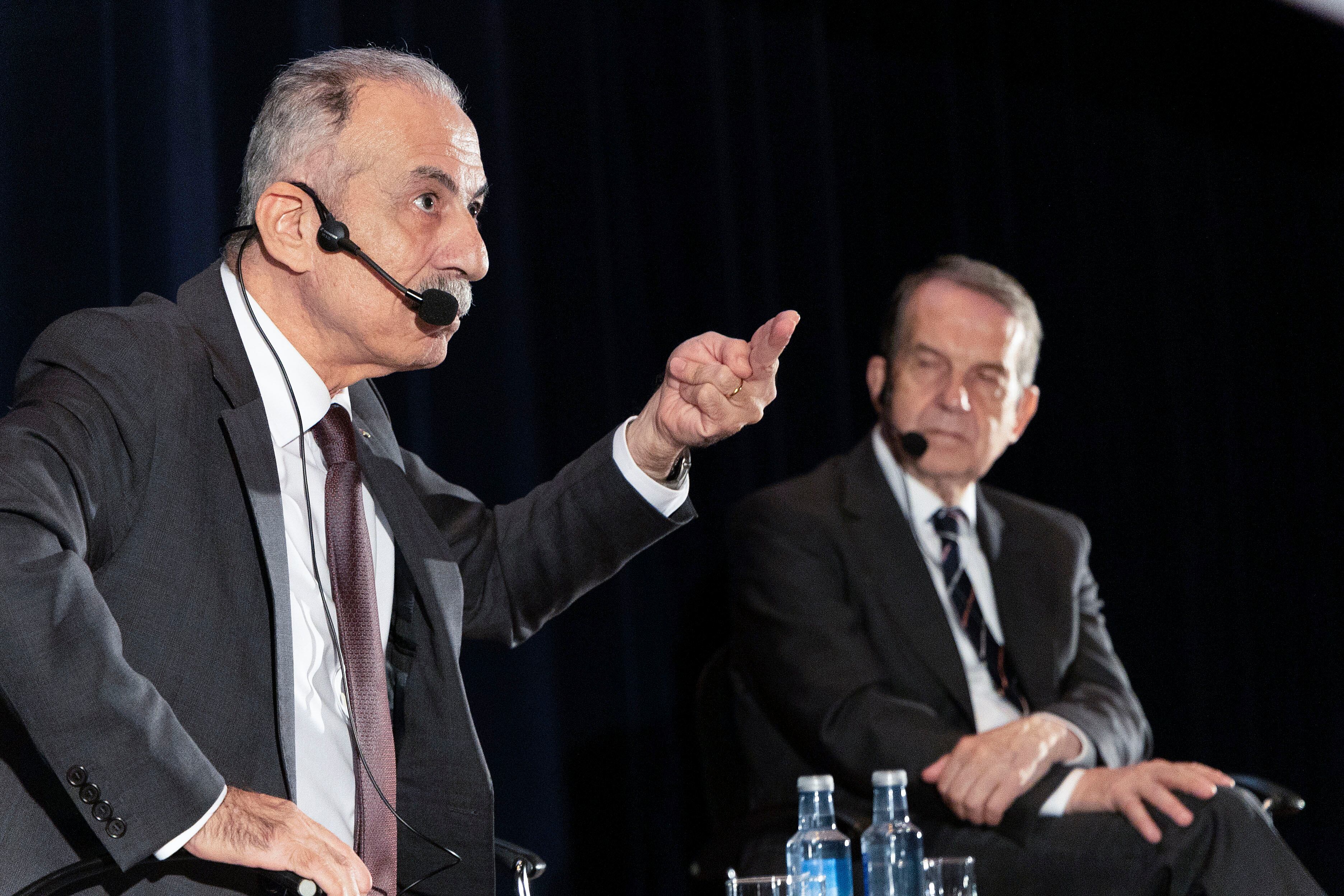 La jornada "Gaza hoy: miradas desde la diplomacia y el periodismo" reúne voces destacadas como la del embajador de Palestina en España, Husni Abdel, que fue presentado por el alcalde de Vigo Abel Caballero
EFE/ Salvador Sas