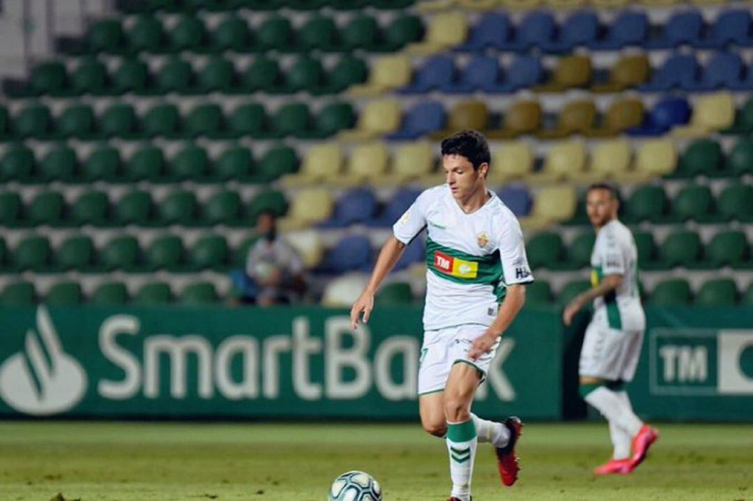 El jugador del Elche Jony Álamo conduce la pelota en el partido ante el Cádiz