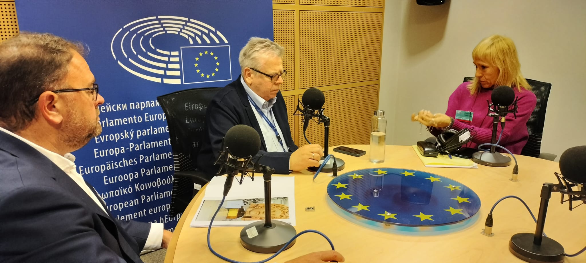 Un momento del programa Hoy por Hoy Extremadura realizado desde Bruselas con el alcalde de Mérida, Antonio Rodríguez Osuna, y el eurodiputado, Ignacio Sánchez Amor