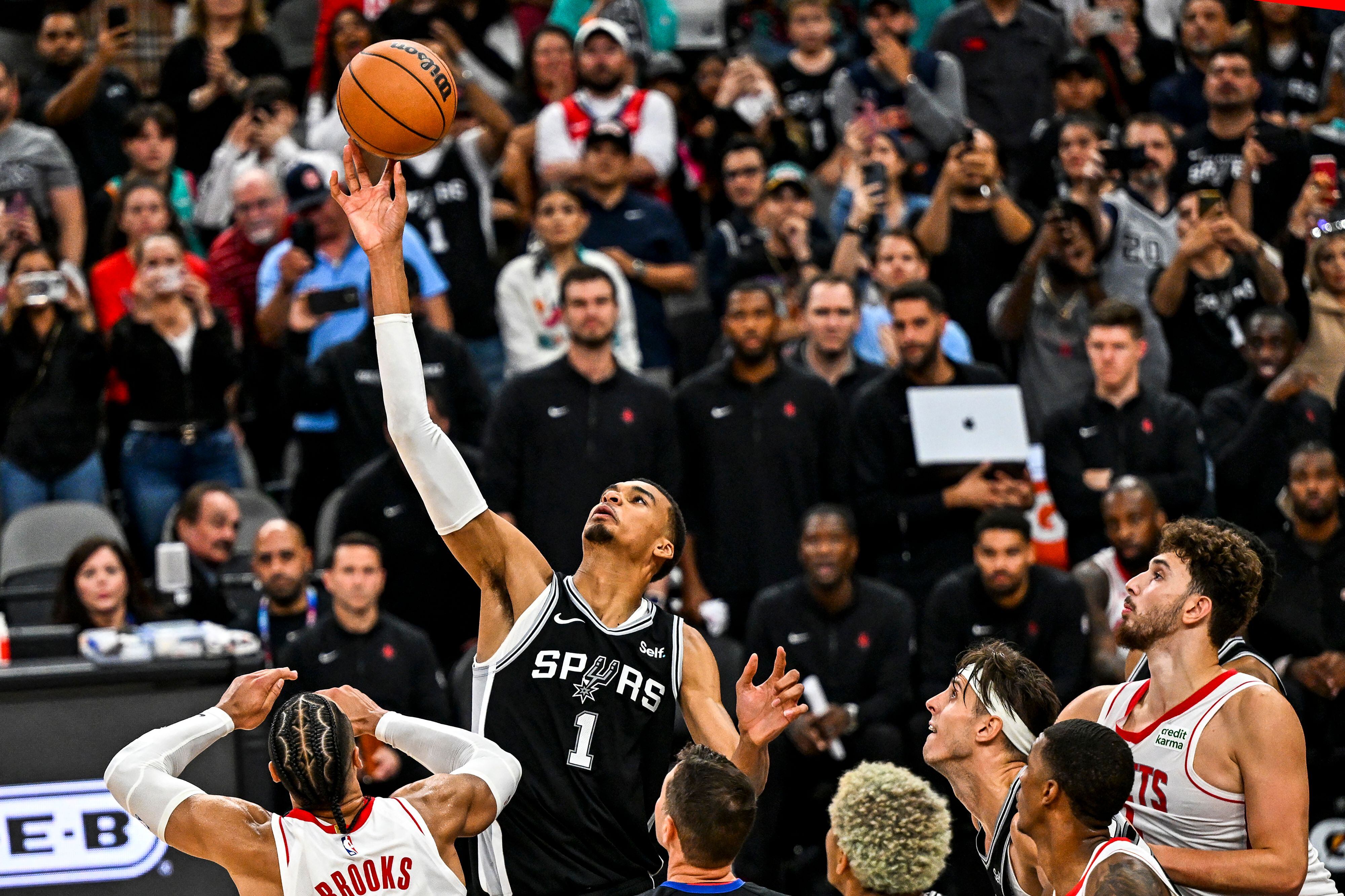 Victor Wembanyama disputa un balón en el partido de los San Antonio Spurs frente a los Houston Rockets