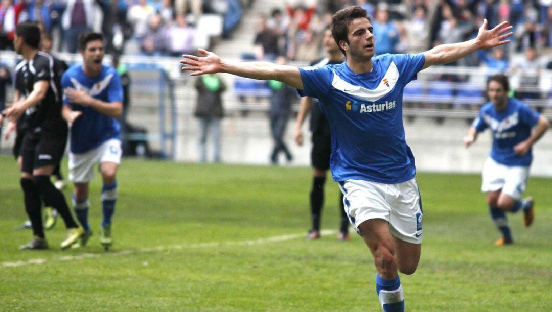 Pelayo celebra un gol en Carlos Tartiere