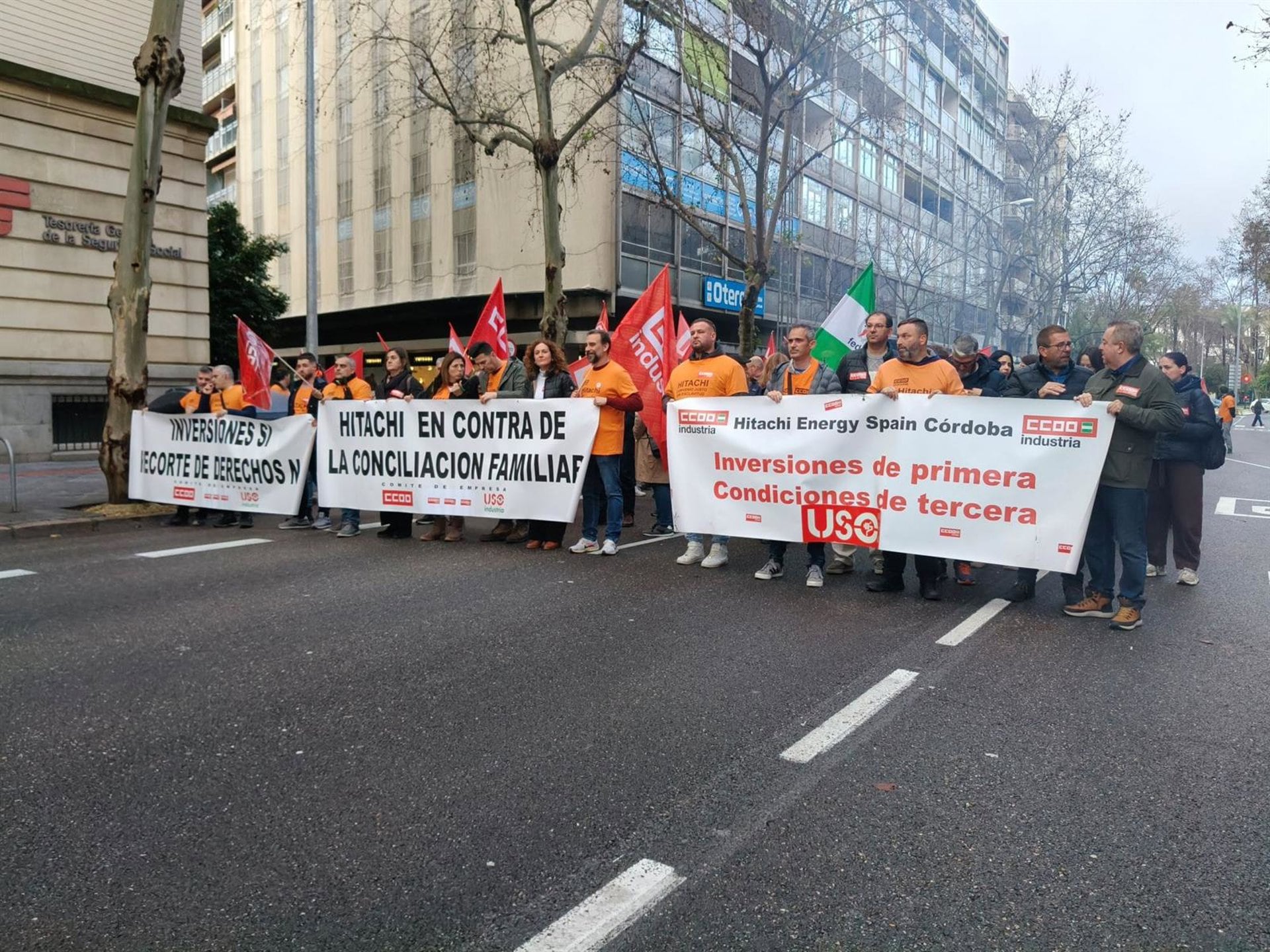 12/02/2026 Nuria López (centro) ha participado en la manifestación de los trabajadores de Hitachi en Córdoba.