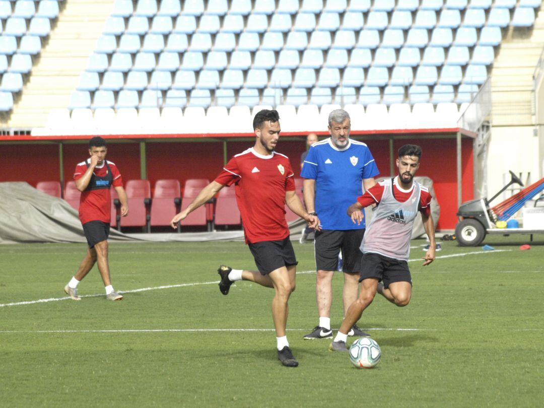 Óscar Fernández siguiendo una jugada entre Callejón y Chema.