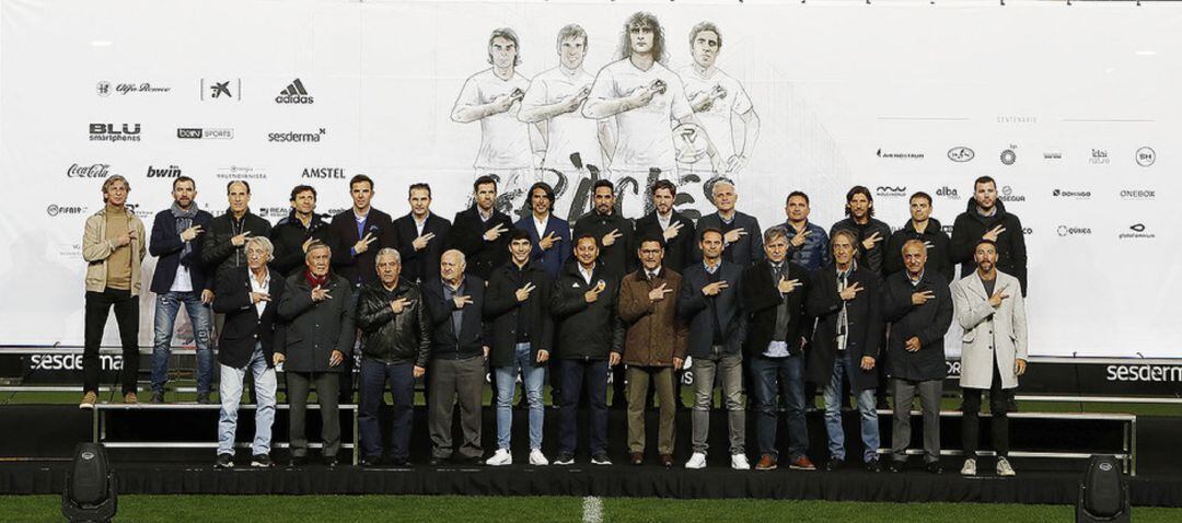 Leyendas del Valencia, sobre el césped de Mestalla.