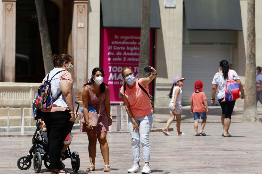 Ambiente en Málaga con personas con mascarillas que aún se encuentra en Fase 1 a las espera de pasar a la fase 2 la próxima semana