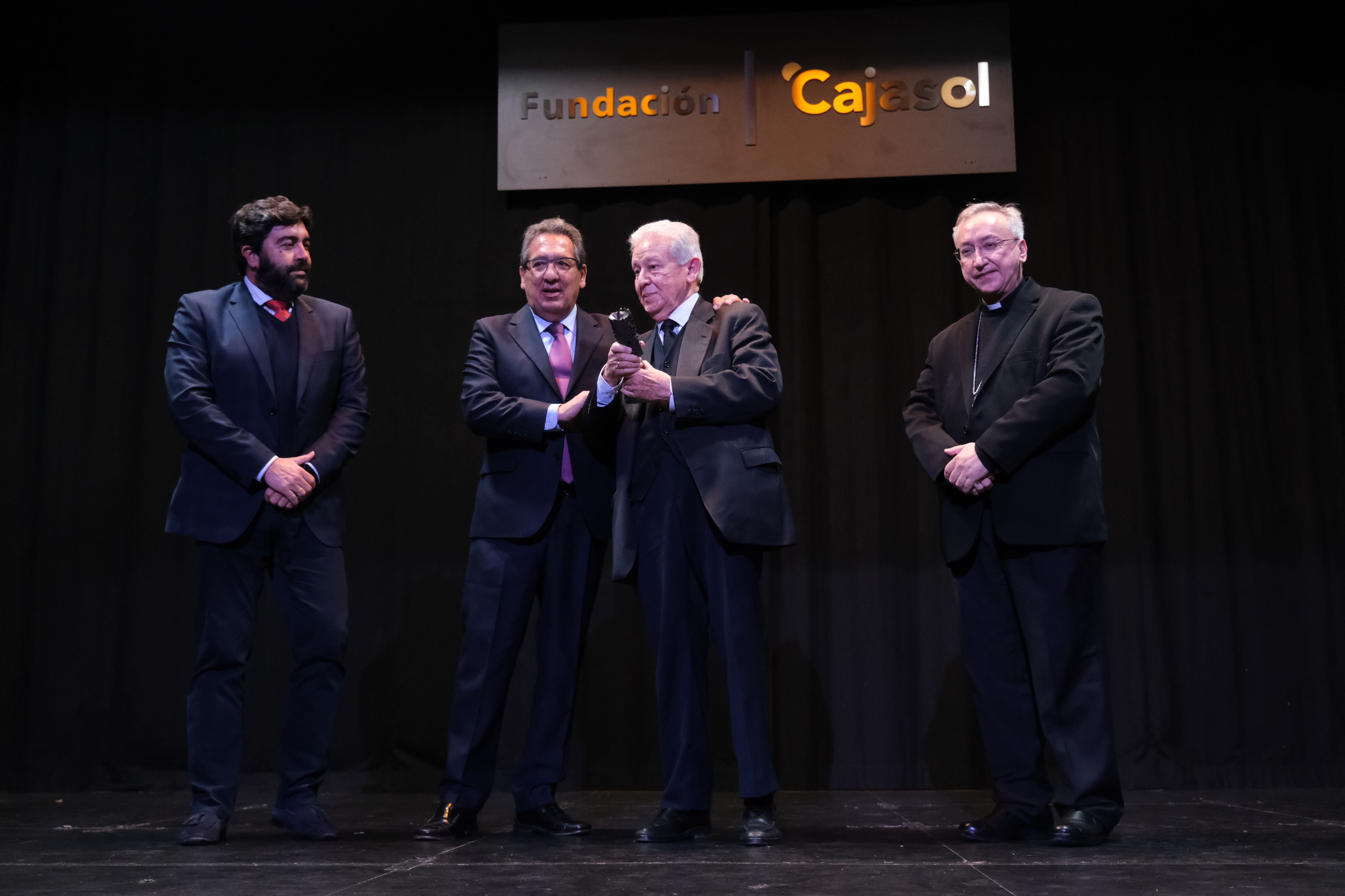 La Fundación Cajasol entregó el premio “Gota a Gota” al periodista Andrés Cañadas Machado.