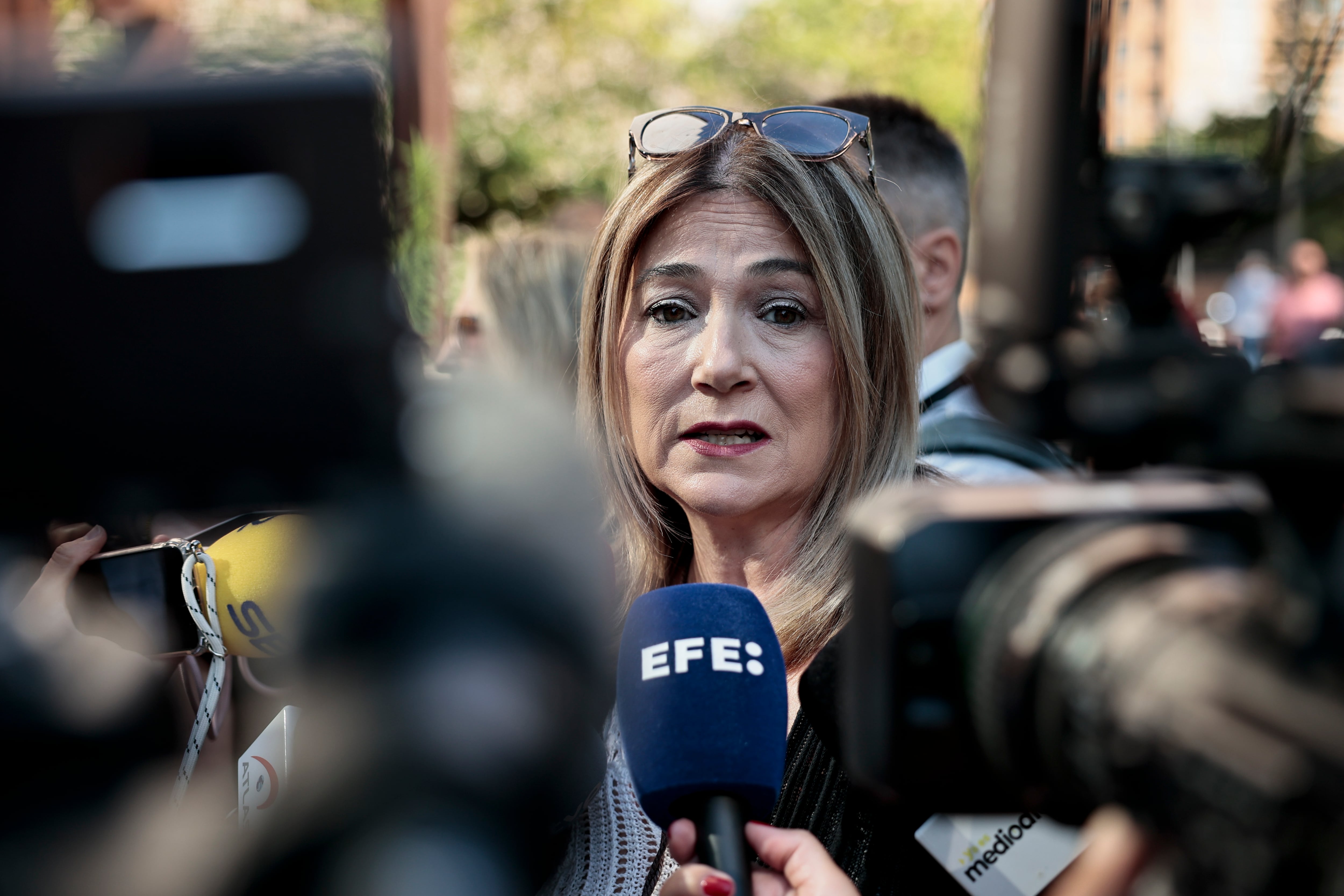 Marisol Burón, madre de Marta Calvo, atiende a los medios de comunicación a las puertas de la Ciudad de la Justicia de Valencia