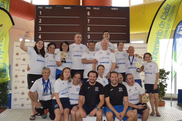 Foto de familia del Nattación Jerez Master