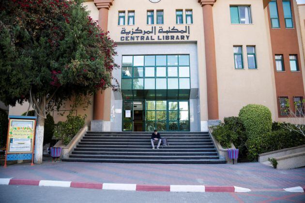 Riccardo Corradini, de 25 años, a las puertas de la biblioteca