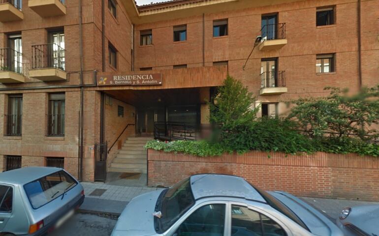 Entrada de la residencia San Bernabé y San Antolín