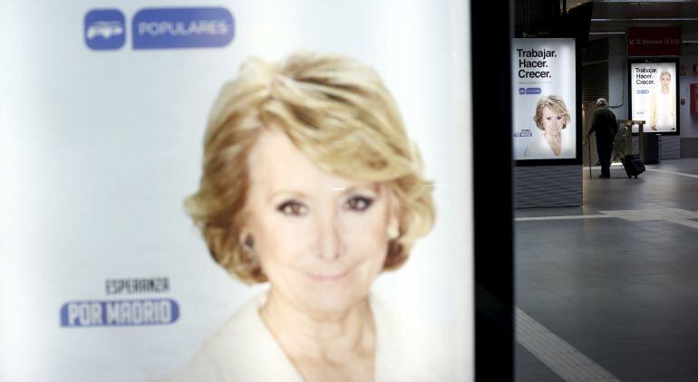 Cartel electoral de Esperanza Aguirre en una de las estaciones de autobuses de Madrid
