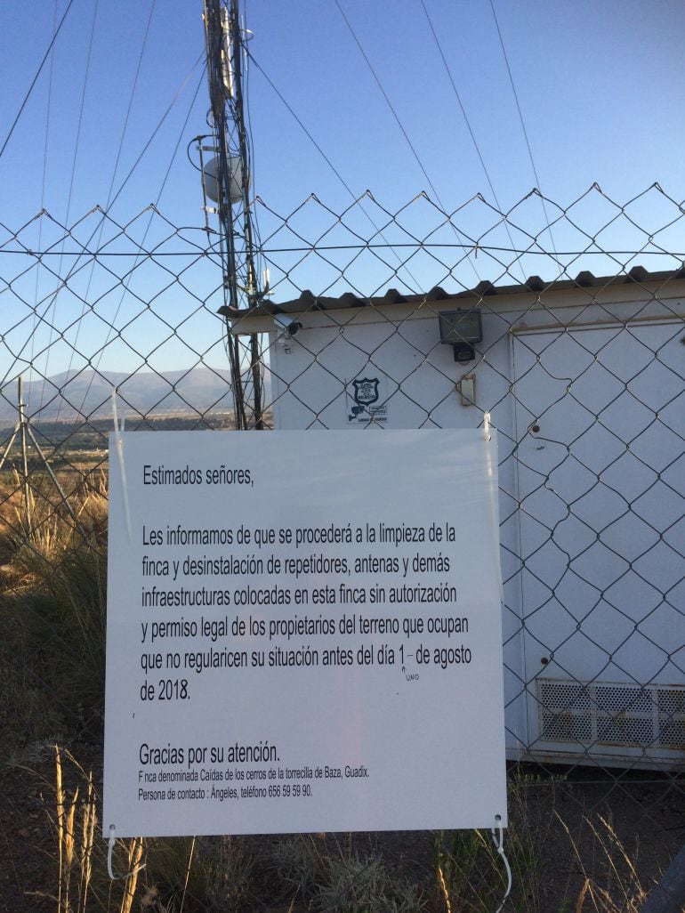 Imagen del cartel situado en las instalaciones de las radios &quot;piratas&quot;.