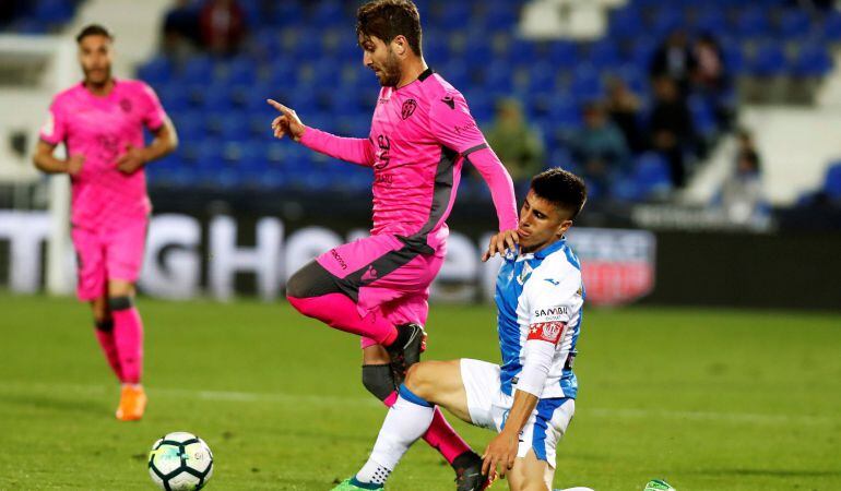 El defensa del Leganés, Unai Bustinza (d), intenta cortar el avance del centrocampista del Levante, José Gómez Campaña, durante el encuentro correspondiente a la jornada 36 de primera división disputado en el estadio Butarque de la localidad madrileña.