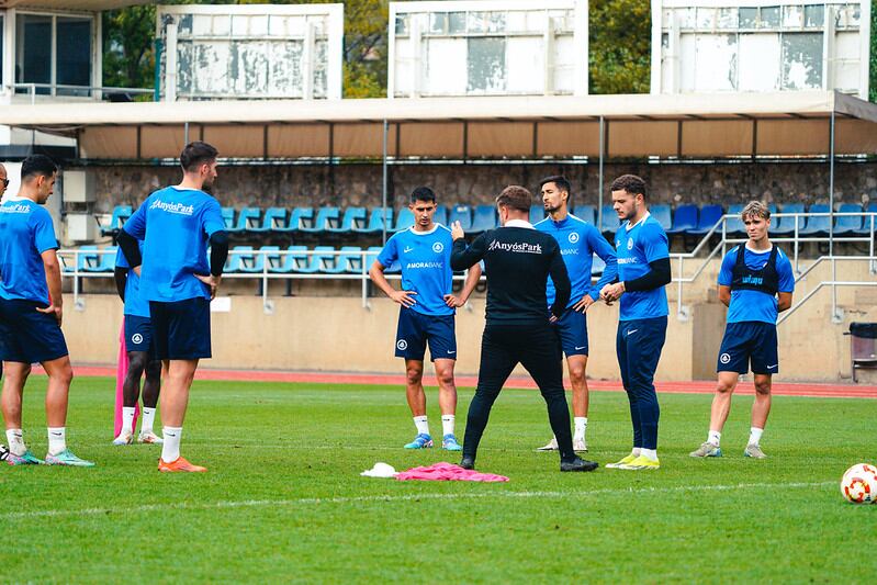 Ferran Costa i part de la plantilla durant una sessió d&#039;entrenament aquesta setmana