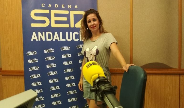 Laura de los Ángeles posa en el estudio central de Radio Sevilla