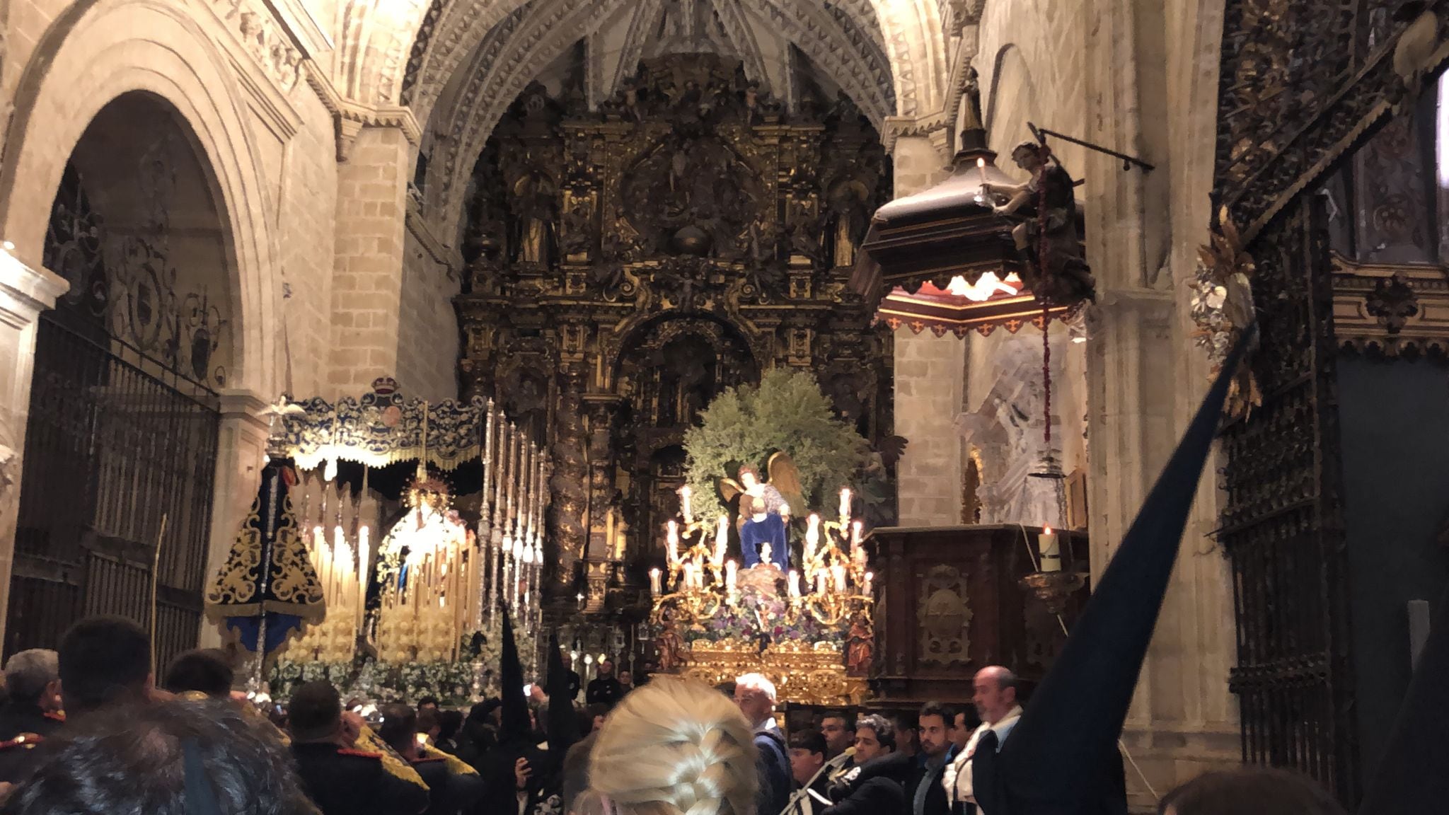 Pasos de Palio y Miesterio en el interior de Santo Domingo