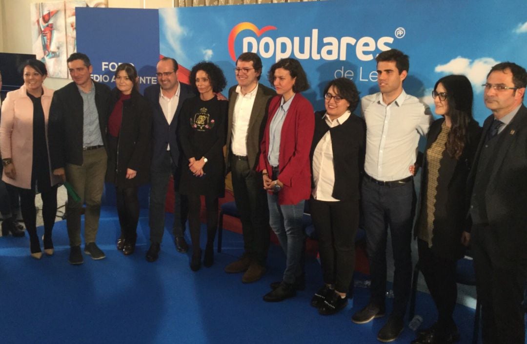 Morala, en un acto del PP, rodeado de gran parte de su equipo