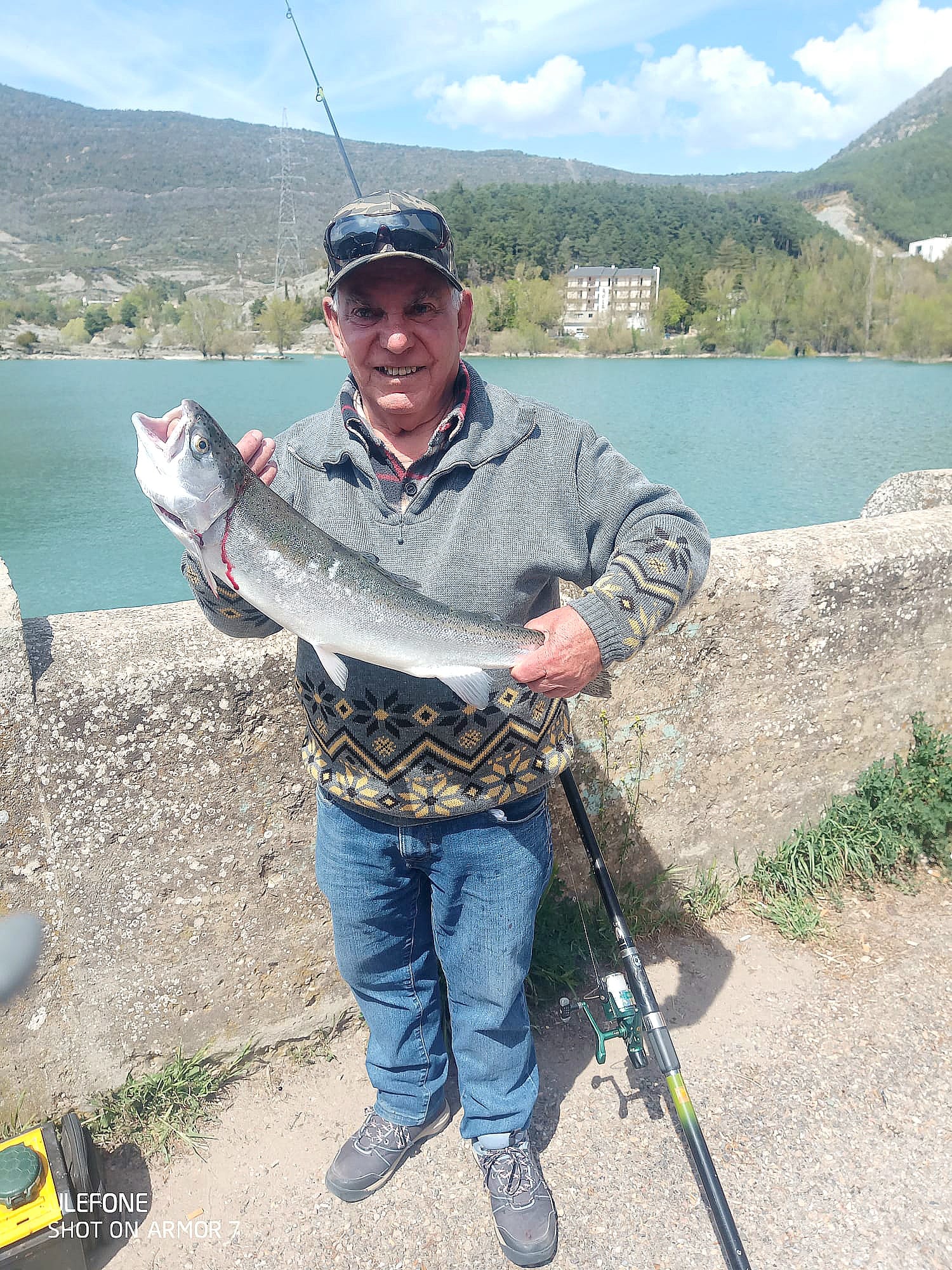Francisco Montaño con su gran ejemplar de trucha arco iris