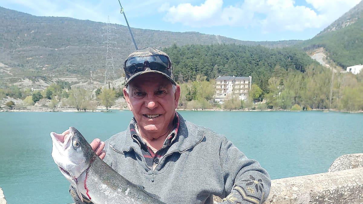 Capturada una trucha arco iris de gran tamaño, más de 4,3 kilos, en Arguis