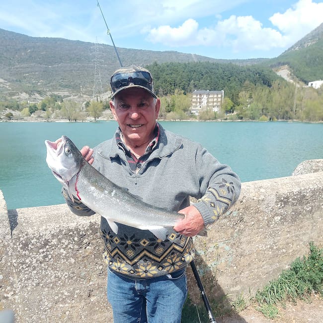 Francisco Montaño con su gran ejemplar de trucha arco iris