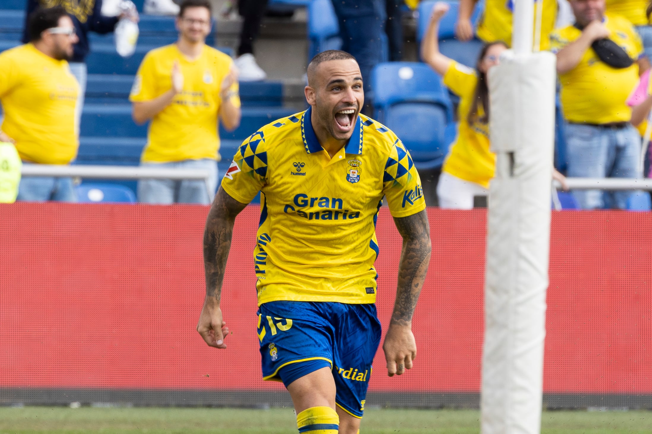 LAS PALMAS DE GRAN CANARIA, 07/12/2024.- El delantero de la Unión Deportiva Las Palmas Sandro Ramírez celebra tras anotar su segundo gol, durante el partido correspondiente a la jornada décimo sexta de LaLiga EA Sports que disputan este sábado Estadio de Gran Canaria.EFE/Quique Curbelo
