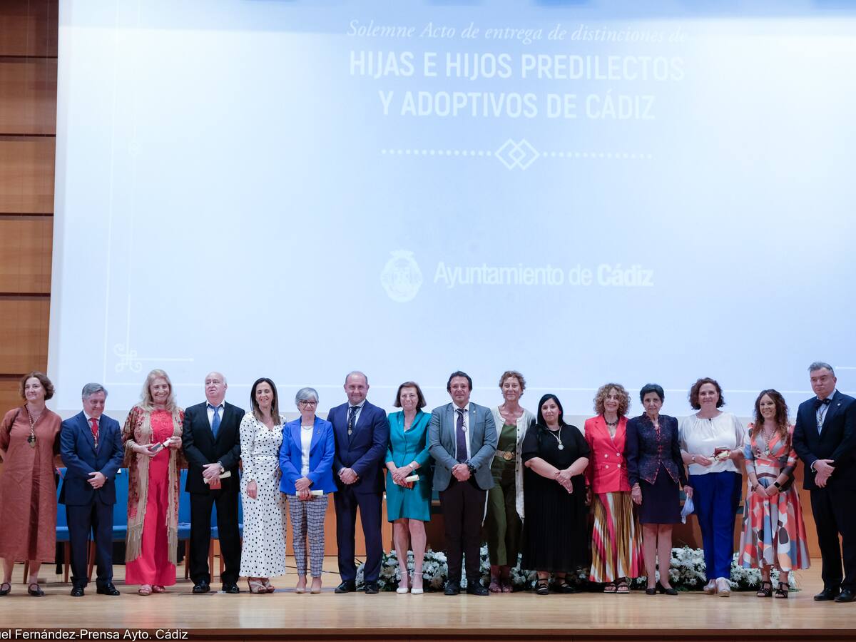 Cádiz reconoce a sus hijos Predilectos y Adoptivos y entrega su medalla de Oro al Colegio de las Carmelitas Vedruna
