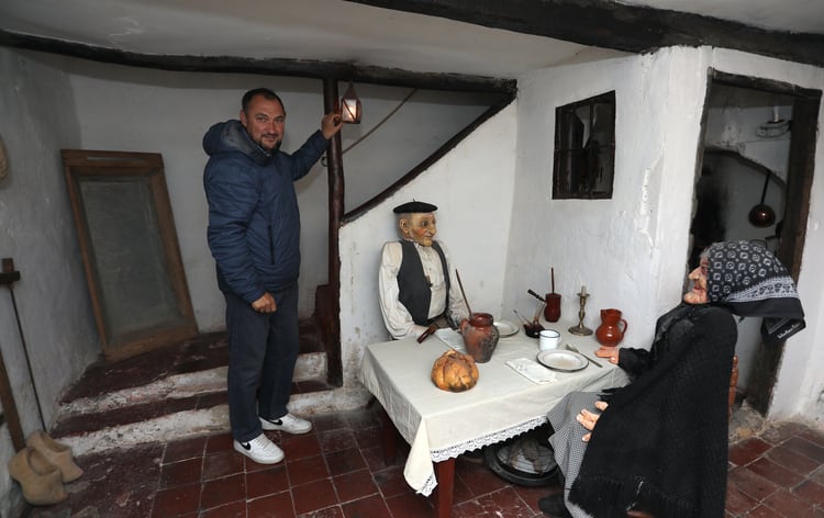 Casa del Abuelo en Cevico de la Torre(Palencia)Casa del siglo XIX donde se muestra se muestra el ambiente de una casa de agricultores con sus muebles y objetos de uso diario, en la imagen Juan Carlos García 