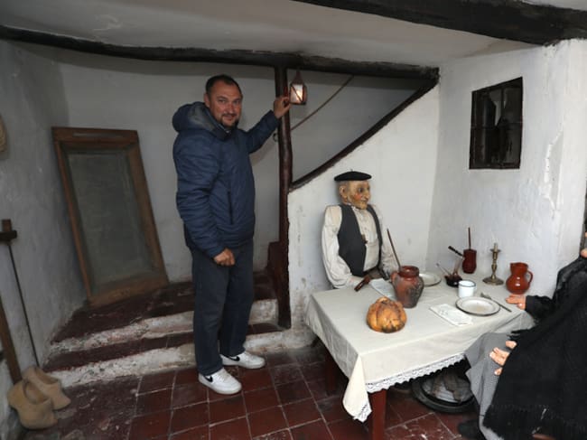 Casa del Abuelo en Cevico de la Torre(Palencia)
Casa del siglo XIX donde se muestra se muestra el ambiente de una casa de agricultores con sus muebles y objetos de uso diario, en la imagen Juan Carlos García